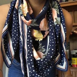 ✨Beautiful Vintage Floral Print Scarf✨